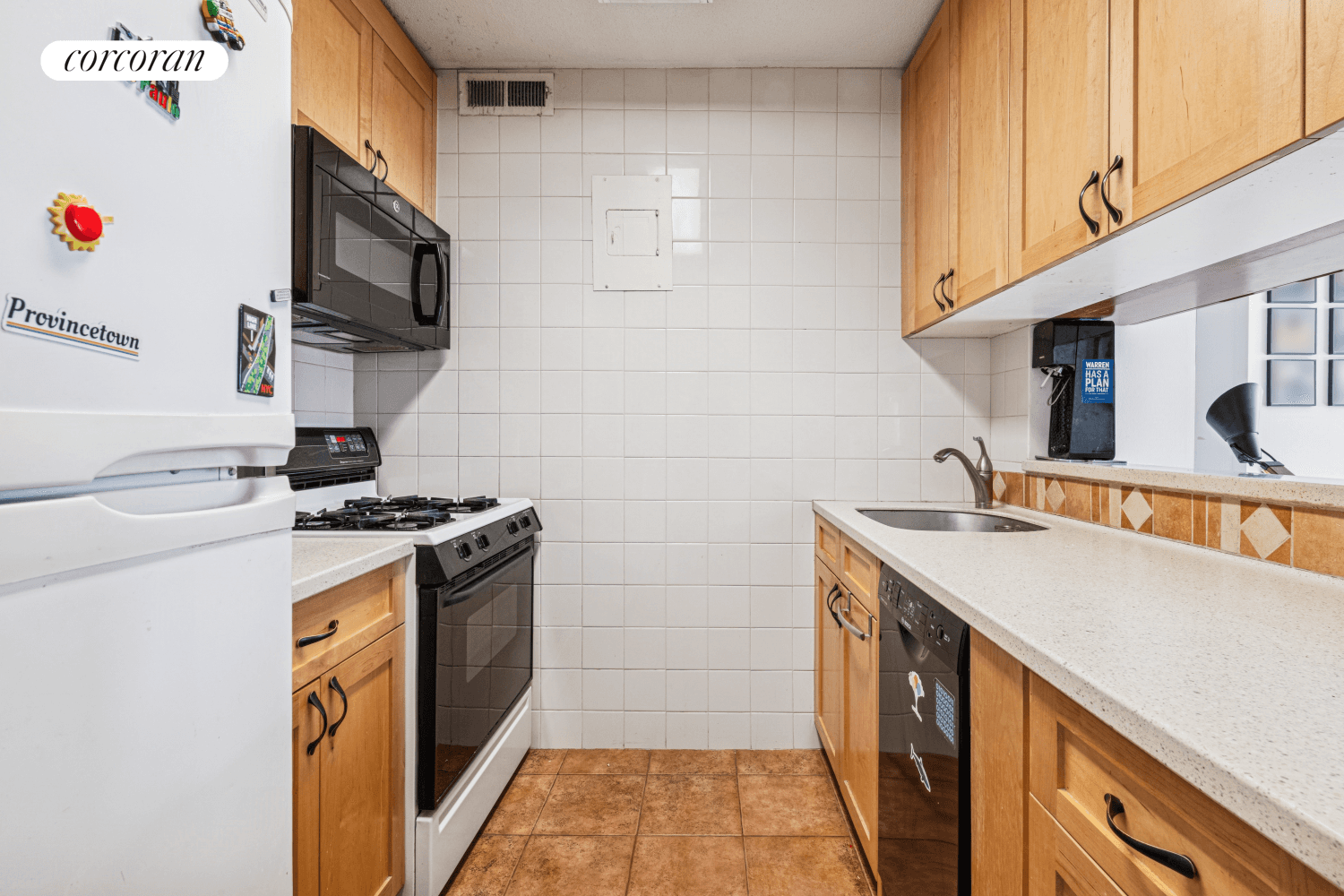 Sun drenched, rarely available corner 2bed 2bath, dining area, outdoor balcony, in modern full service condo !