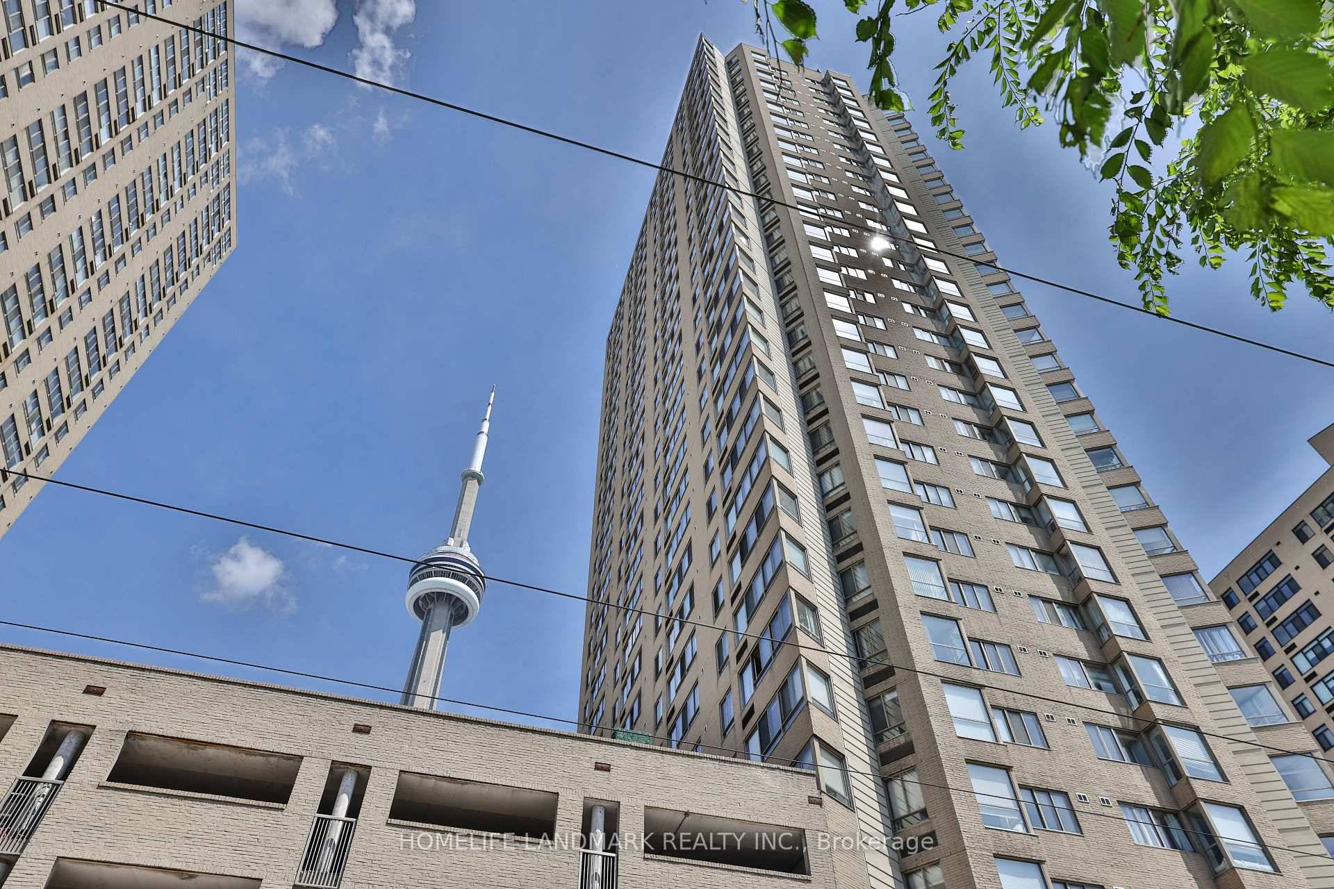 Spacious Harbourfront 2 bedroom study corner sub penthouse suite on the 30th floor, offering southwest views of Lake Ontario and northwest views of the CN Tower, Rogers Centre, Roundhouse Park, ...