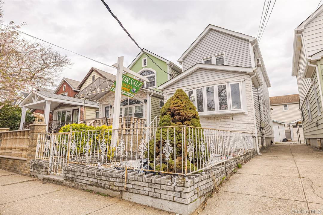 Legal 2 family property located in Richmond Hill.