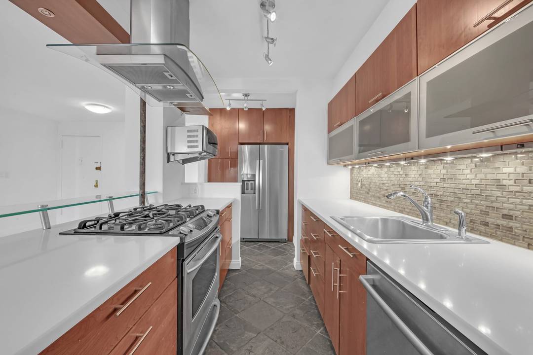 Rare Find Sun Flooded Junior 4 with Direct Empire State Building ViewsThis is the largest Junior 4 line in Murray Hill Terraceand it shows.