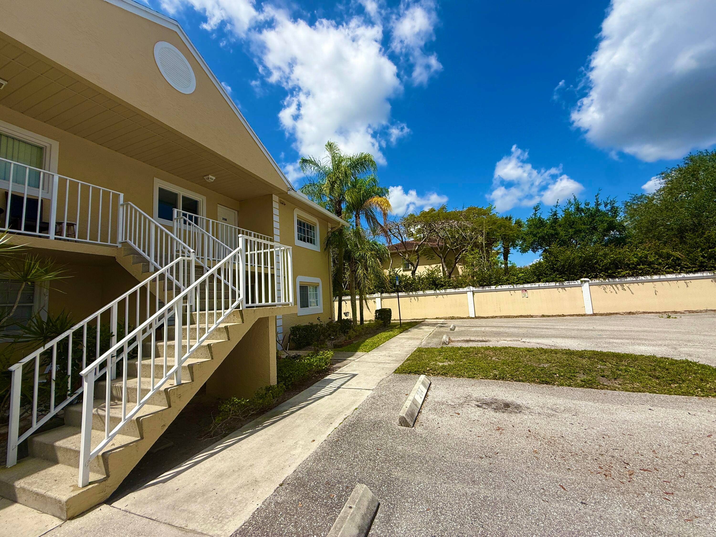 AMAZING TOTALLY RENOVATED TOWNHOUSE IN DESIRABLE PALM BEACH TRACE IN ROYAL PALM BEACH FLORIDA !