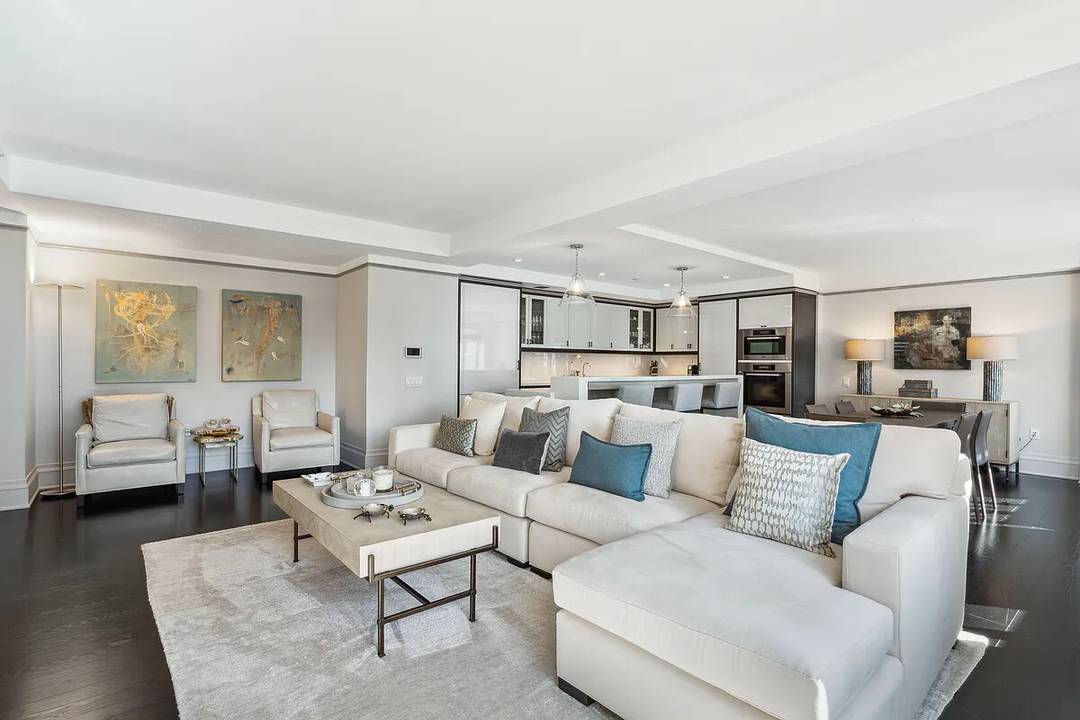 Unit 11E at 21 East 61st Street is a stunning 3 bedroom, 3.