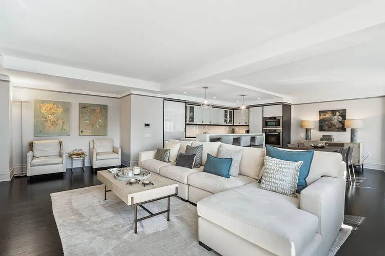 Unit 11E at 21 East 61st Street is a stunning 3 bedroom, 3.