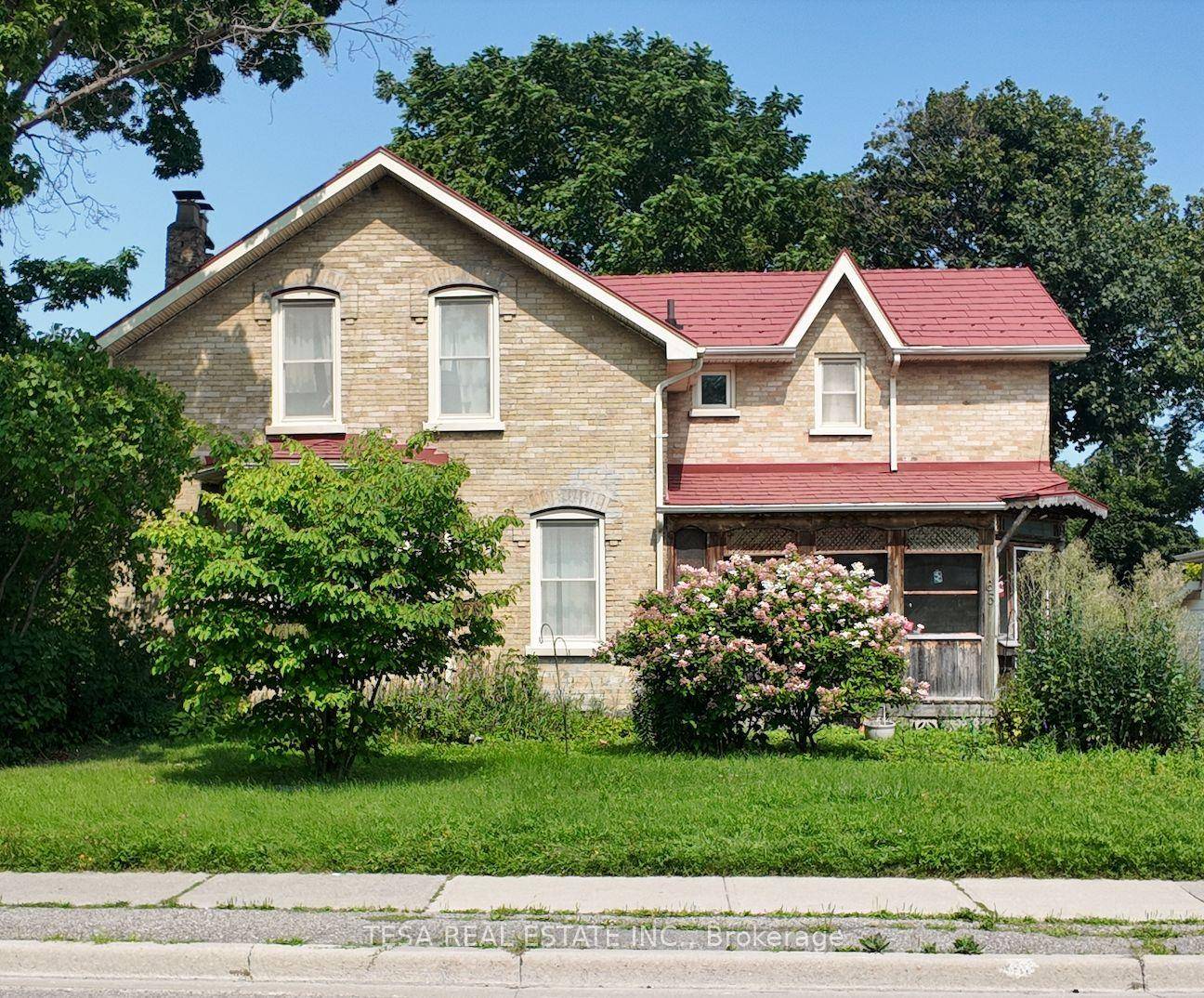 Diamond in the Rough. Unlock the value of this detached 2 storey, 3 bedroom home set on a remarkable 61' x 212' lot 12, 932 sf 0.