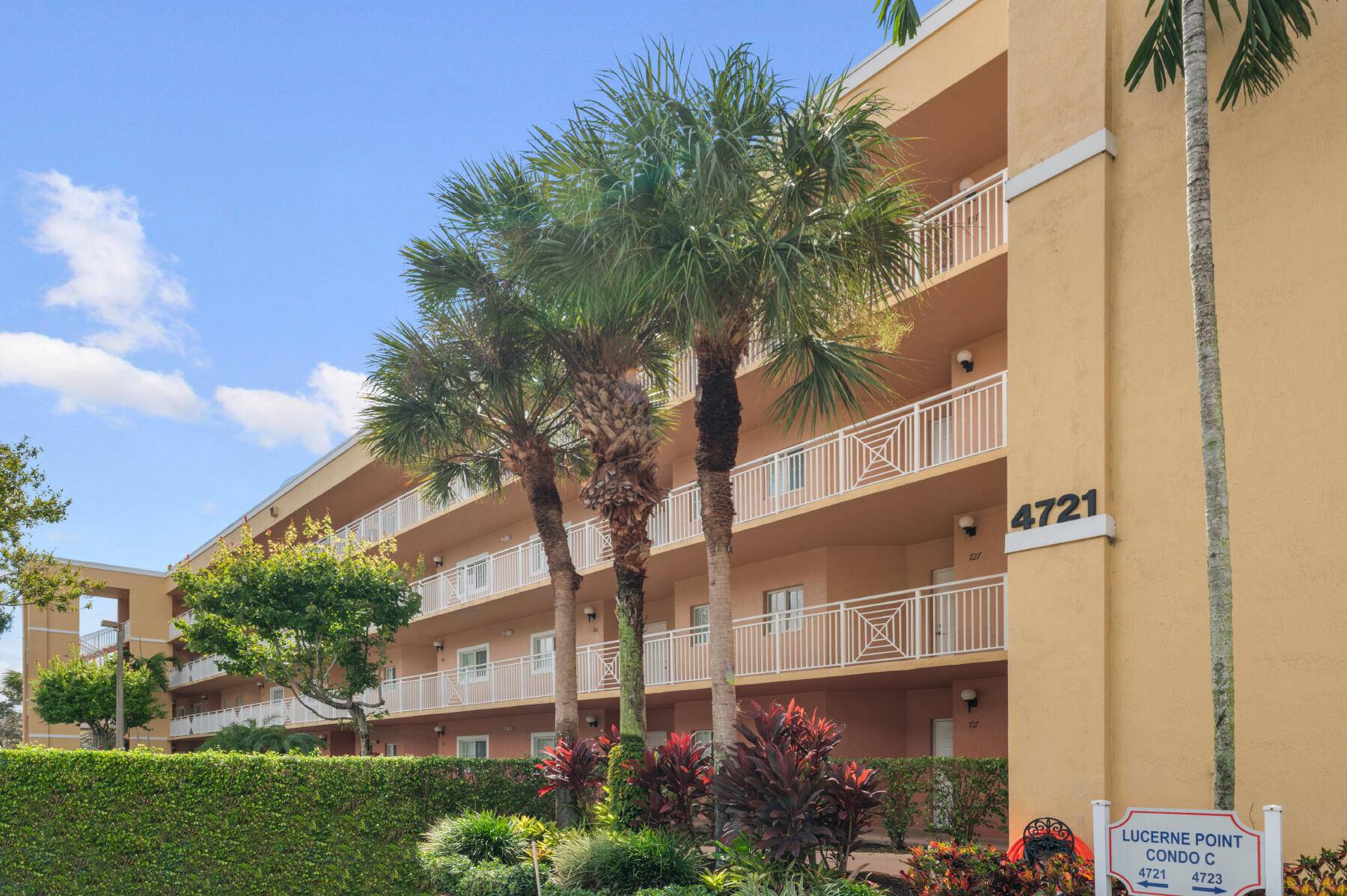 Penthouse Condo in Lucerne Lakes, spacious 2 bedroom, 2 bathroom condo with a den that can easily be converted into a 3rd bedroom, located on the 4th floor penthouse level ...