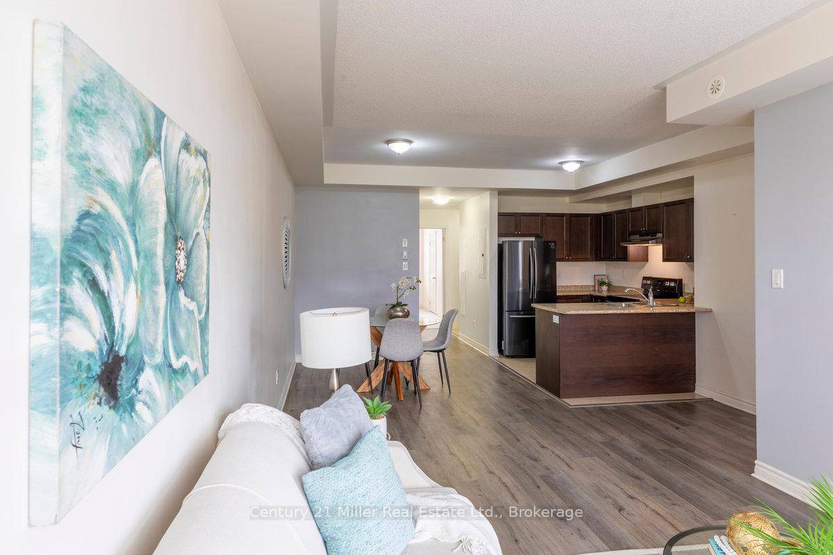 Bright amp ; Stylish Condo Townhome in Westmount, Oakville.