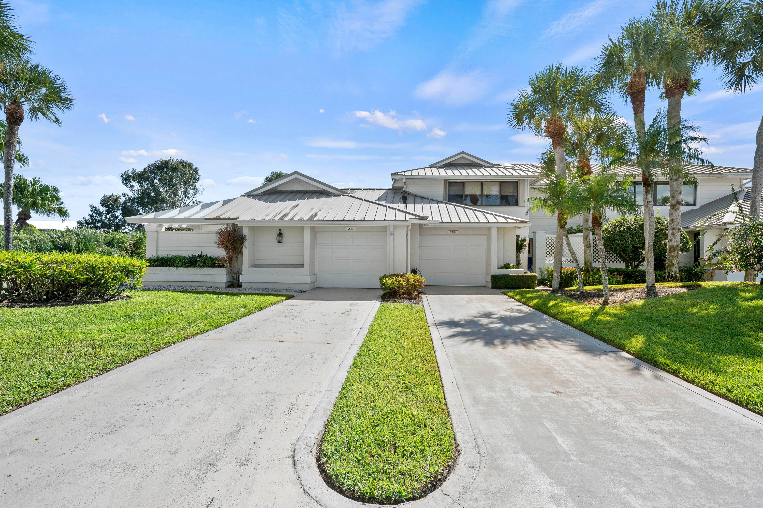 Spacious lakefront golf villa with 3 bedrooms, 2.
