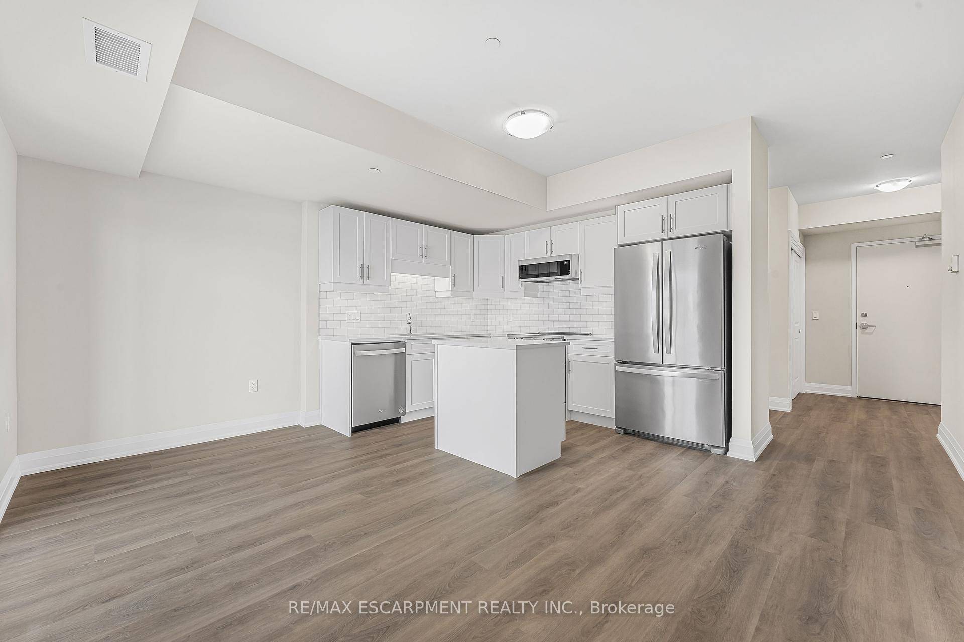Welcome to Unit 114 at 118 Summersides Blvd a stylish and upgraded 1 bedroom den, 2 bathroom condo in the heart of Fonthill, offering the perfect combination of comfort and ...