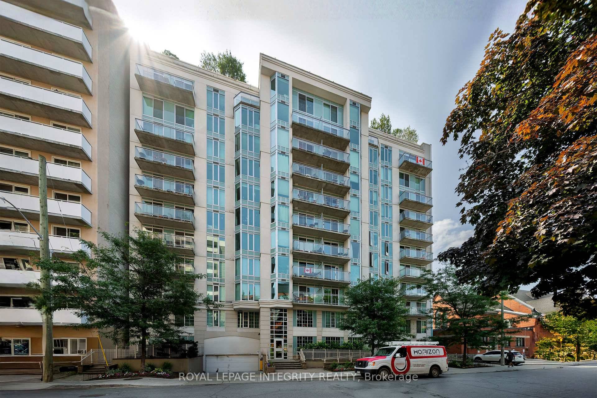 Experience urban living in this 1 bedroom and 1 bathroom condo nestled in the heart of Ottawa's prestigious Golden Triangle.