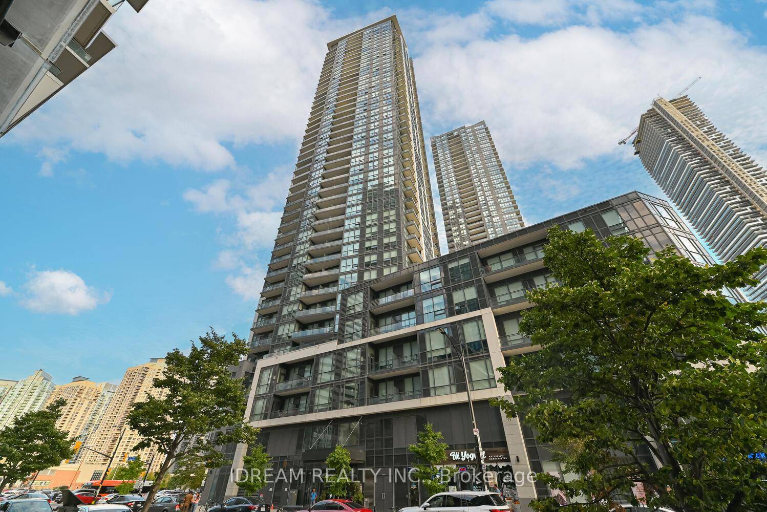 PRICED TO SELL ! ! ! Welcome to elevated living at 510 Curran Pl, Unit 3906, a breathtaking sky high retreat in the heart of Mississauga.