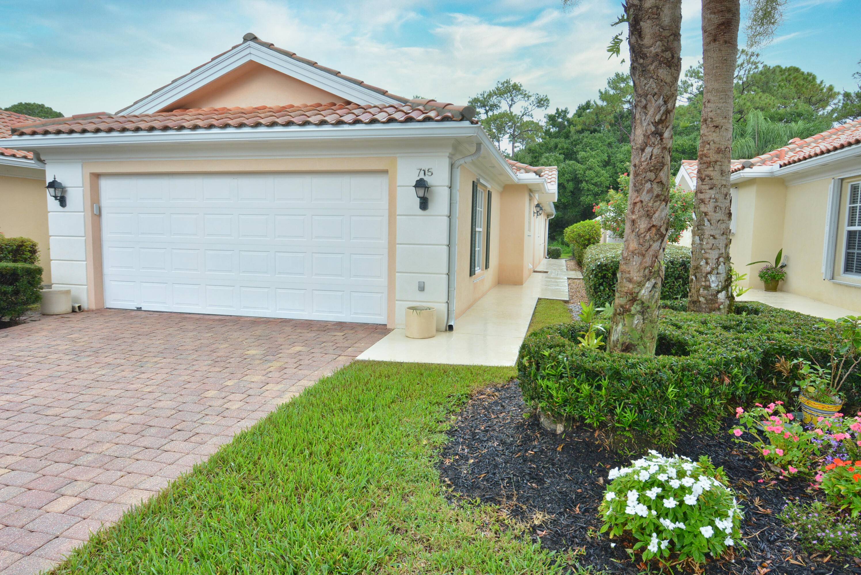 CHARMING VILLA WITH PRIVATE PRESERVE VIEW.