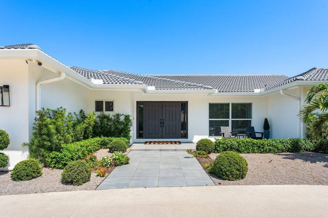 Stunning, waterfront 5 BD 3.