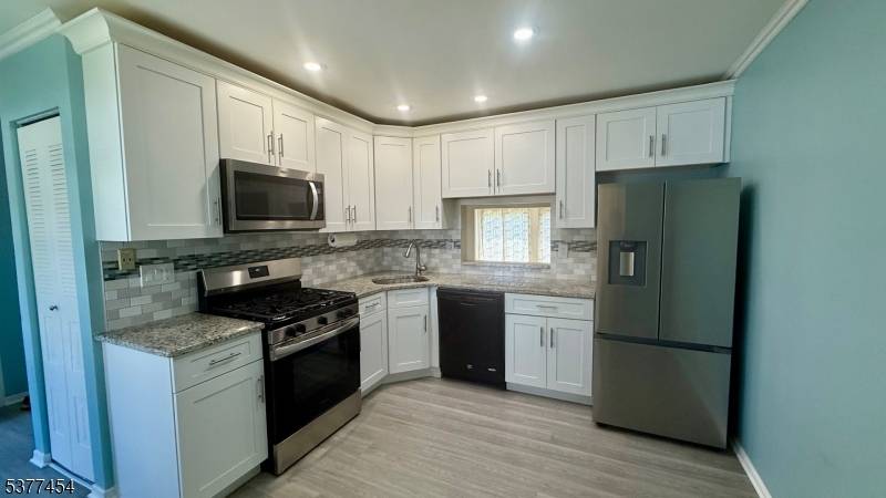 Stunning Renovated Townhouse Rare Largest Model in Society Hill East IIWelcome to this beautifully updated 3 bedroom, 2.