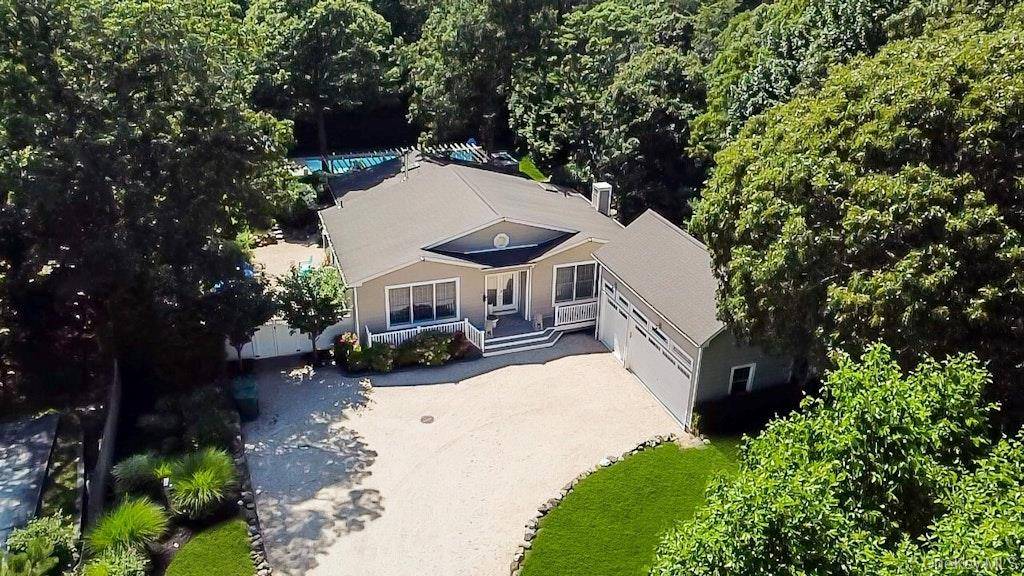 Live just moments away from beautiful East Landing Beach on the Peconic Bay just walk there with your paddle board !