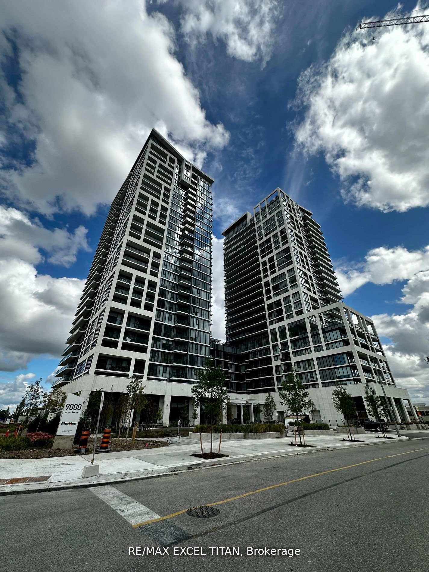 This bright and modern south facing 1 1unit with 1 Parking and 1 Locker offers a spacious open concept layout with plenty of natural light.