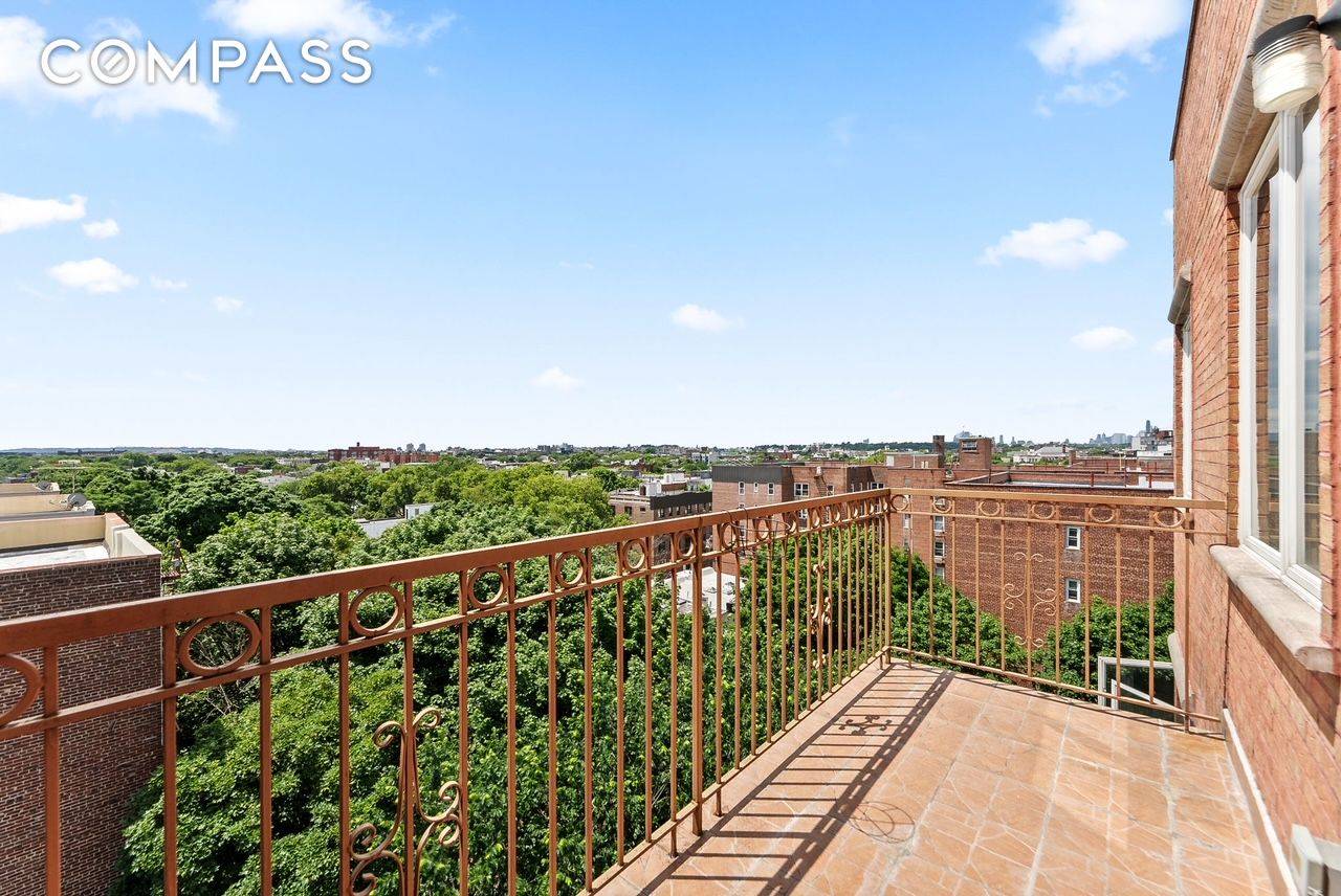 Imagine yourself living in a beautiful penthouse with the stunning city views, and take advantage of the tax abatements for a couple of more years !