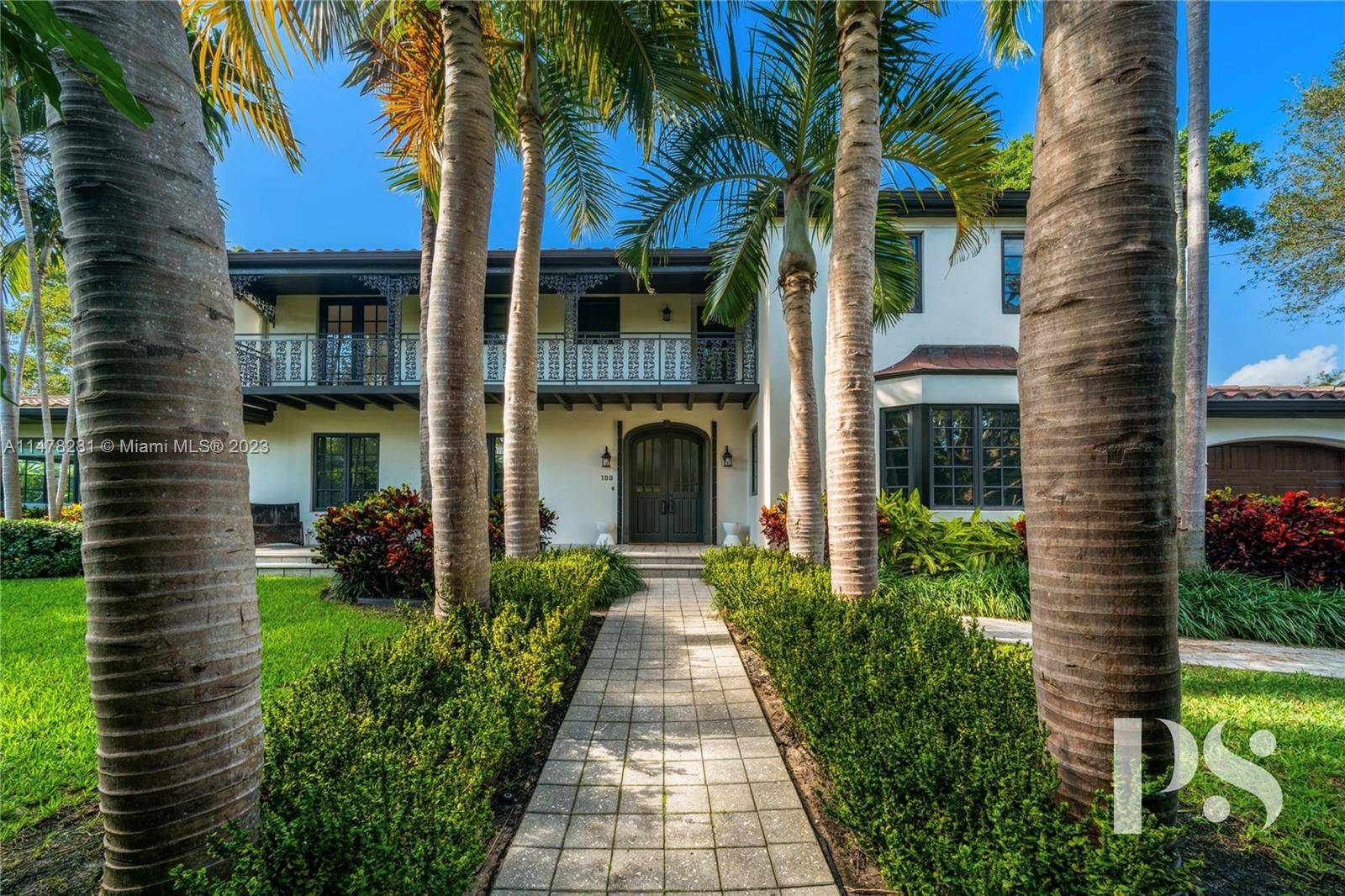 Welcome to the heart of the Venetian Islands this fully renovated 4 bedroom 4.