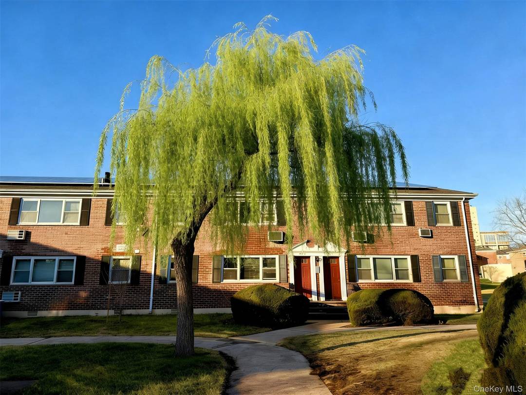 This remarkable Coop apartment features 2 bedrooms and 1 bathroom, offering generous living space.