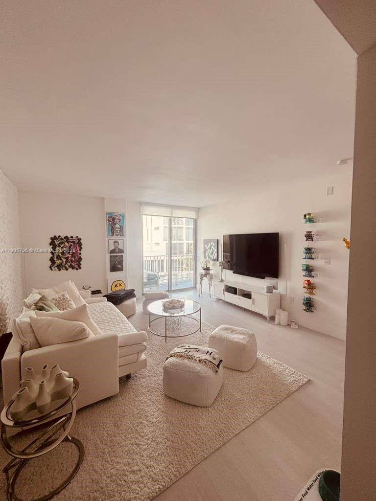 Located between the Atlantic Ocean to the east and Biscayne Bay to the west, this spacious unit on the sixth floor offers 1 bedroom and 1.