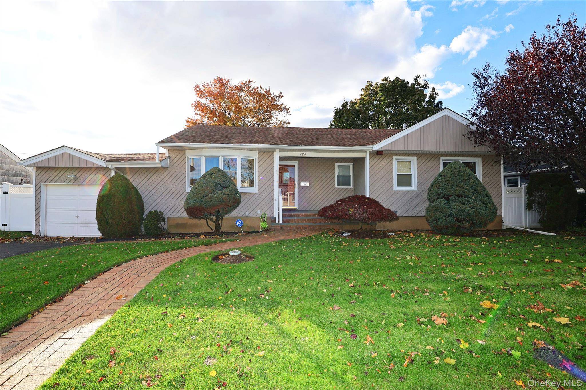 This lovely Large Morton Ranch is located in the heart of the Morton Estates and conveniently located blocks from Dogwood Ave Plenty of shopping, HoW, Parks and the highways.