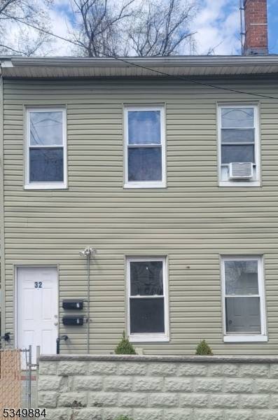 TWO FAMILY HOME GREAT OPPORTUNITY FOR 1ST TIME HOME BUYERS OR AS AN INVESTMENT PROPERTY.