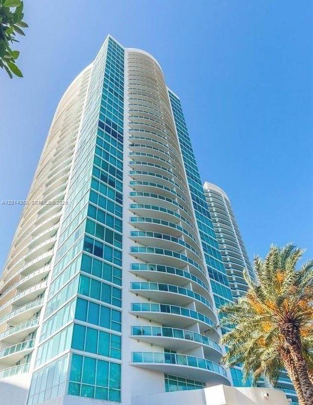 Bright and beautiful 1 bedroom, 1 bath unit with ocean and skyline views.