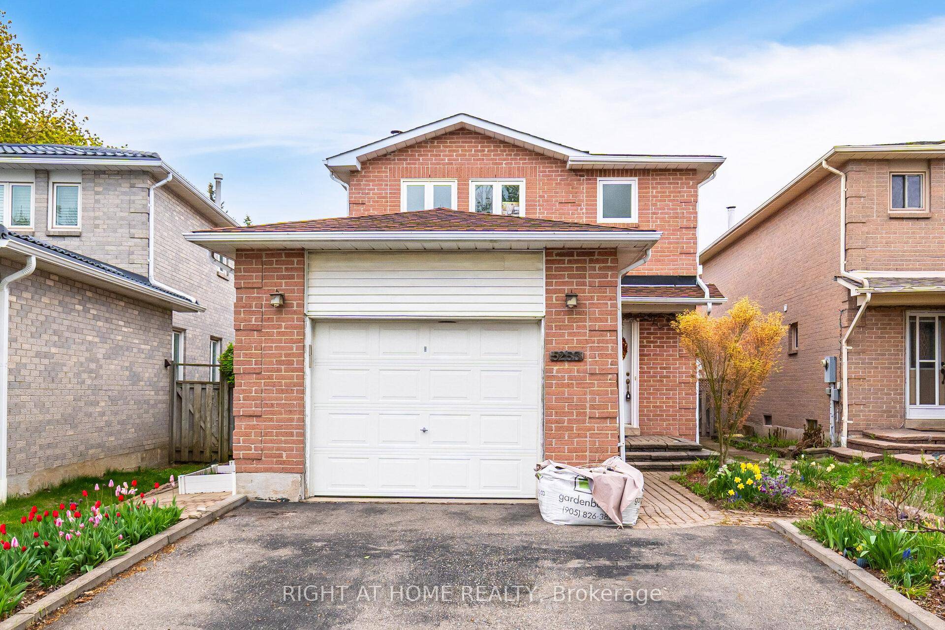 Convenient Location in Central Mississauga Close to Plazas Schools Parks Hwy 403 Minutes to Square One Beautiful Detached House with 3 Bedroom and Finished Basement Hardwood Floor in Living Dining ...