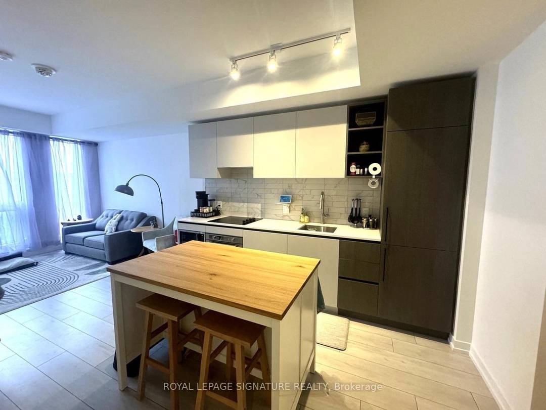 Flexible on unit being furnished amp ; lease term Experience luxury living in this south facing 1 bedroom den condo with 2 full baths at 55 Mercer Residences.