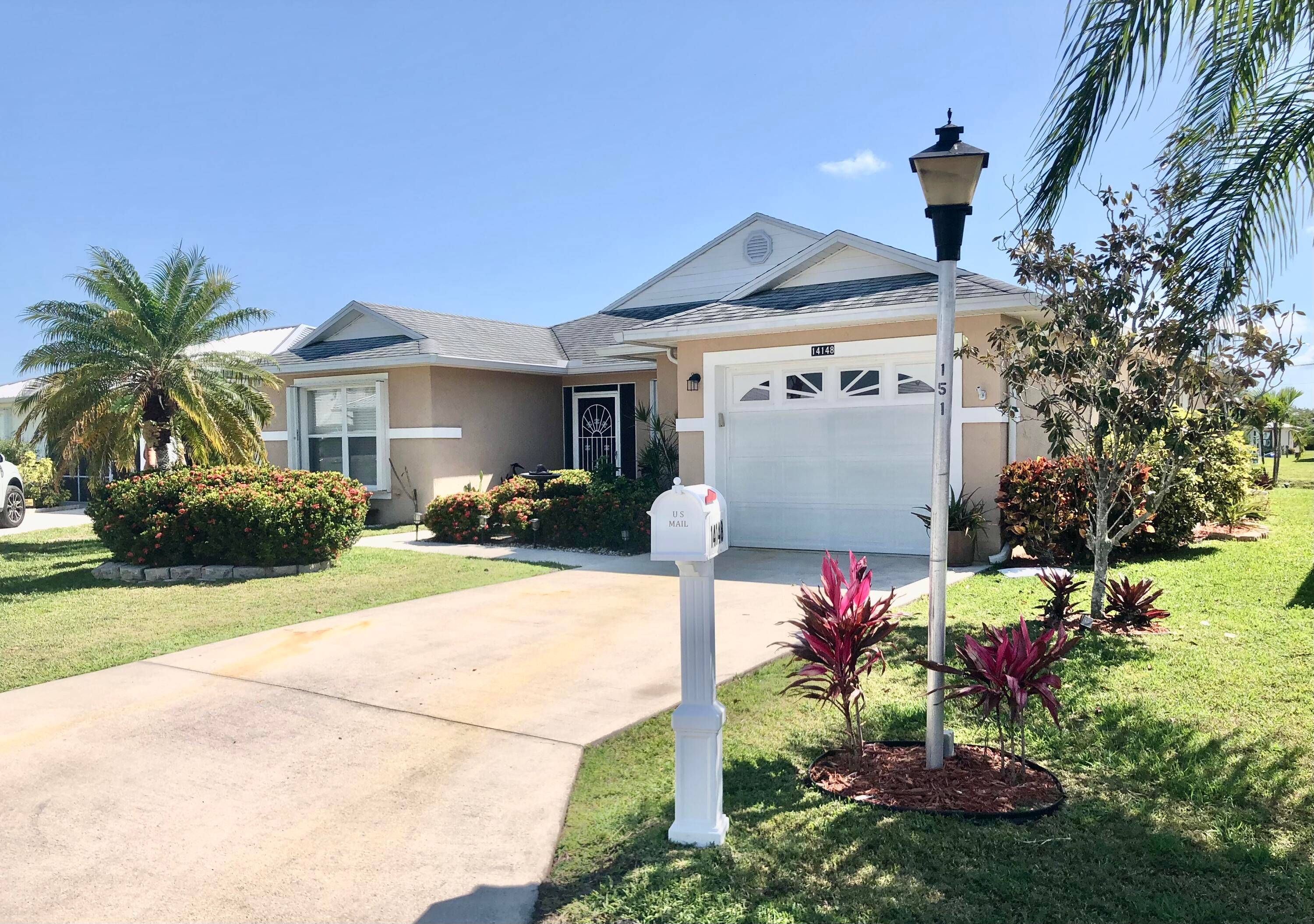 Beautiful house on the lake, 2 bed 2 baths and 1 car garage, furnished, in a 55 community, it has an open kitchen with an island and breakfast area, dining ...