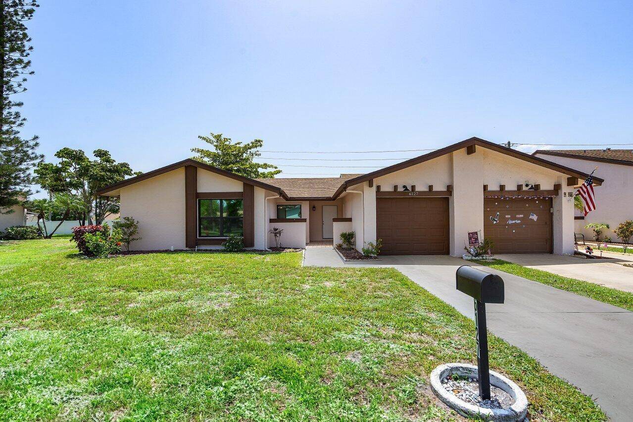 Renovated 2 bedroom, 2 bathroom villa with 1 car garage, screened patio, and a large private yard.