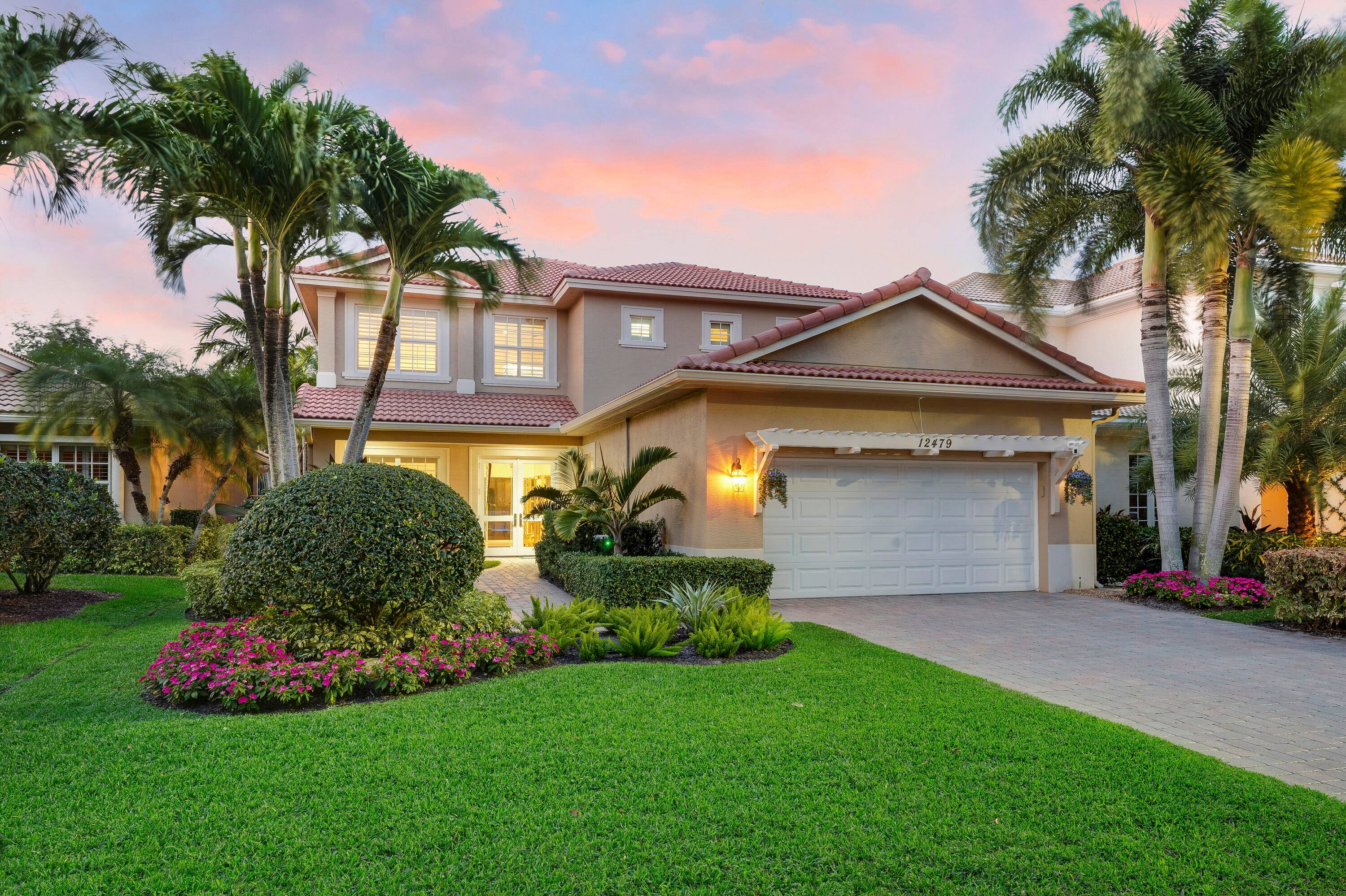 Luxurious Resort Style Living in the Heart of Palm Beach Gardens !