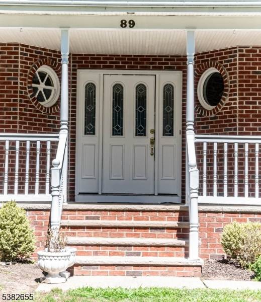 Magnificent colonial in one of Wayne's best neighborhoods !