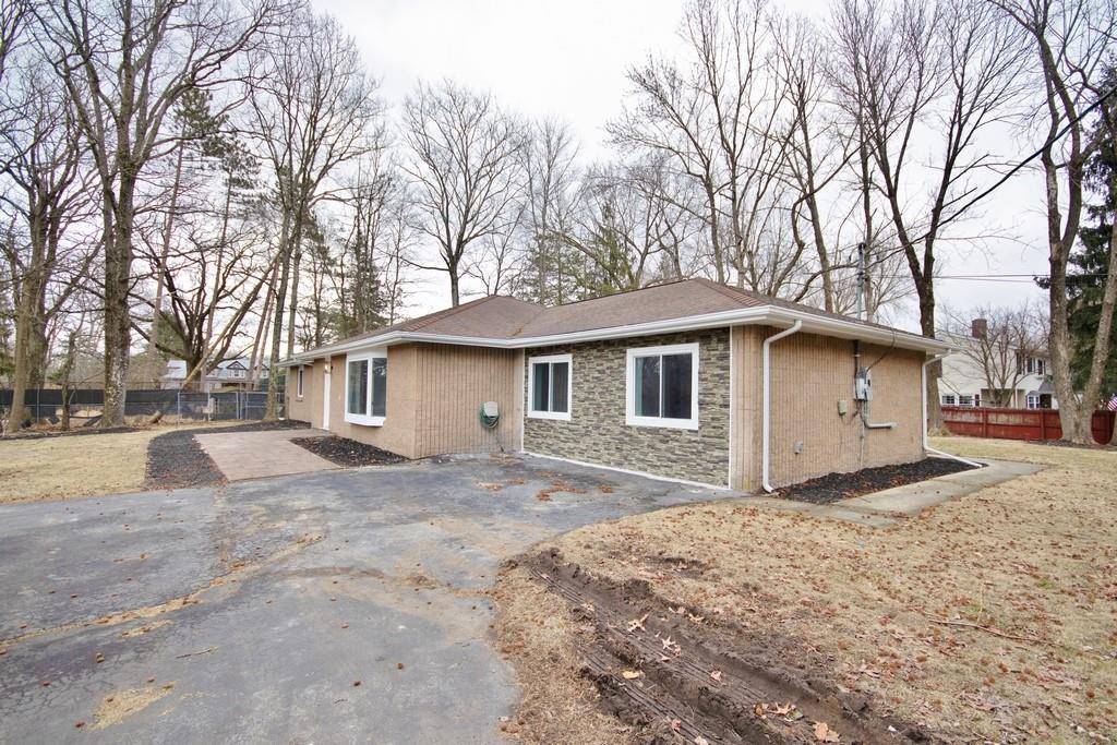 Welcome to your dream lakeside retreat !