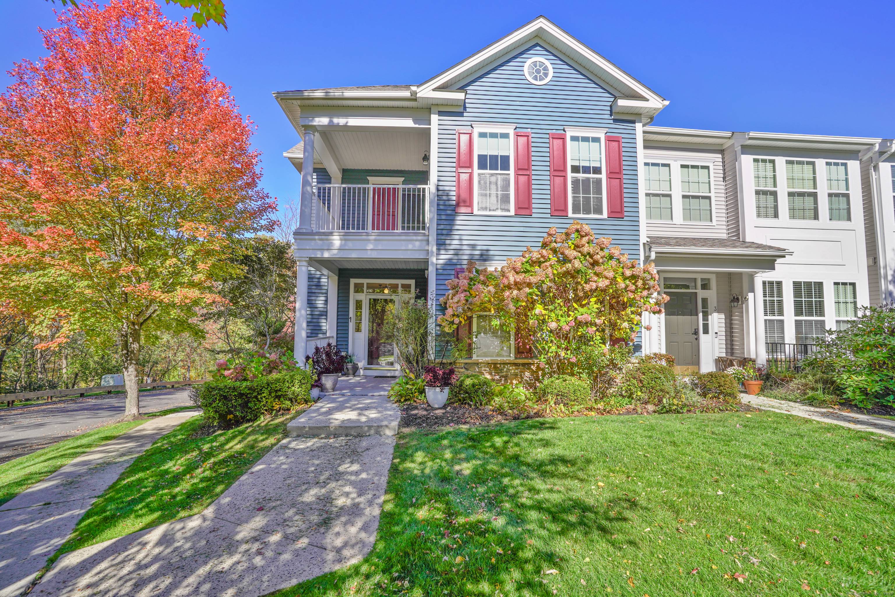 END UNIT ! Prime Location at The Hills Rivington !