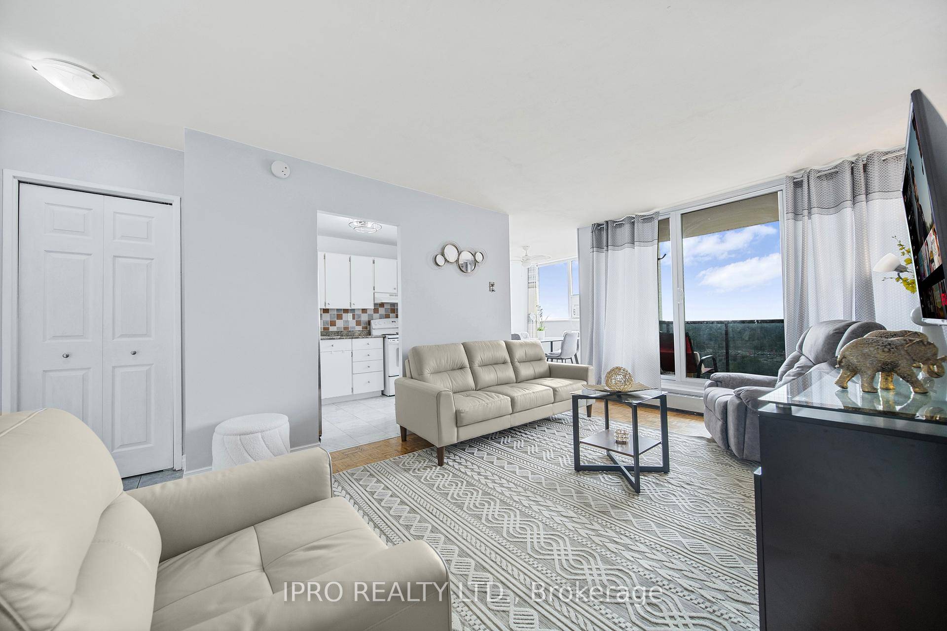 Highly Desirable End Unit !