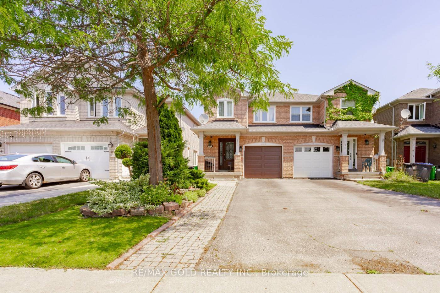 This fully upgraded semi detached home features 3 2 bedrooms and three washrooms, a ravine lot, situated in the highly desirable Sandringham Wellington community.