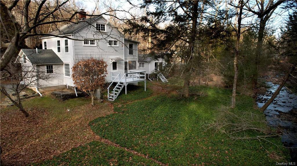 Tranquil Streamside Retreat in Woodstock Unwind and reconnect with nature in this captivating Woodstock retreat !