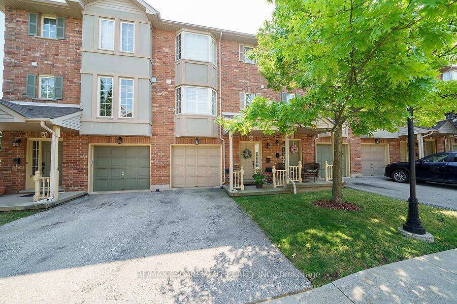 Welcome to this squeaky clean three storey townhome, a perfect find for both first time and seasoned buyers.