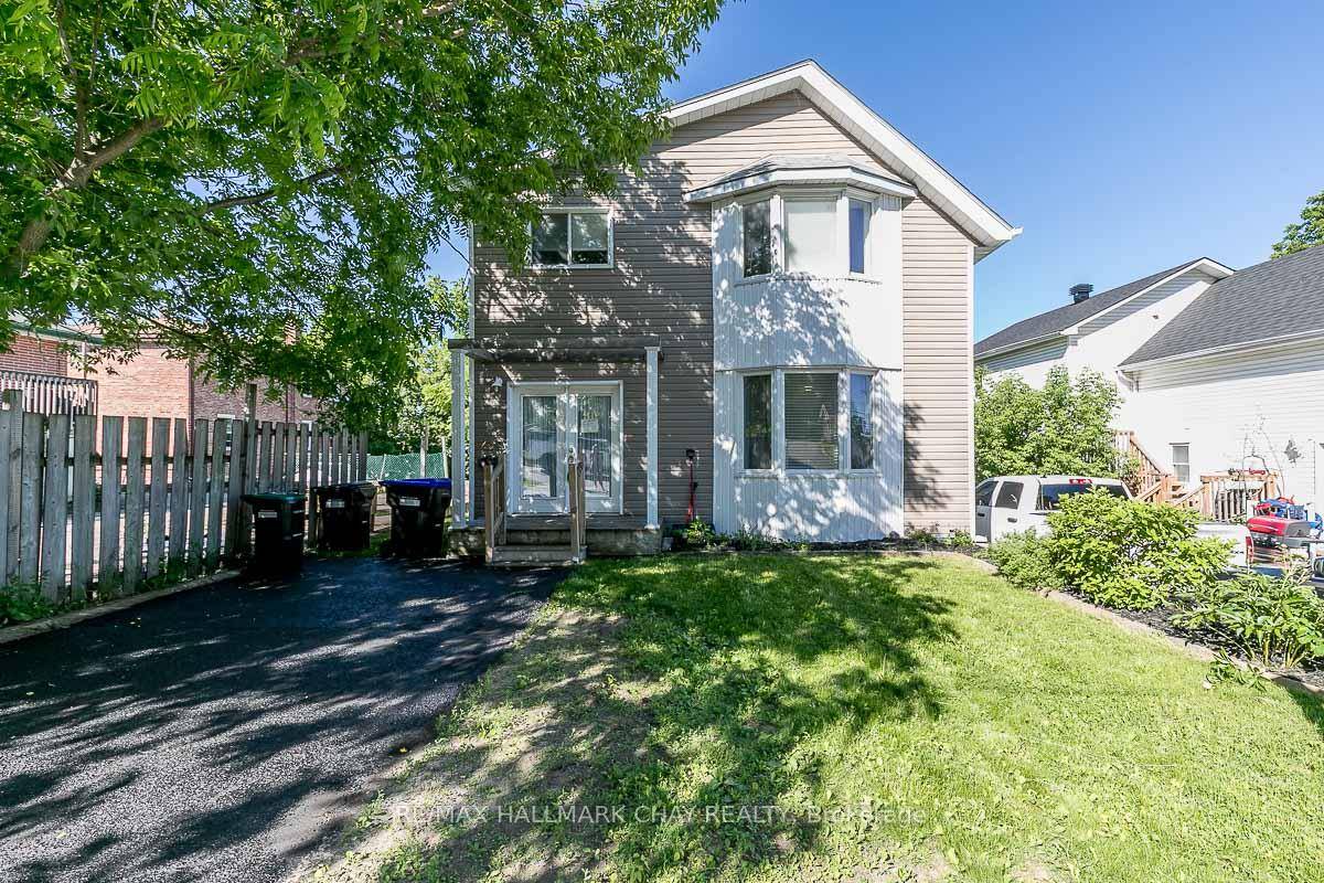 Add this legal triplex to your real estate portfolio !