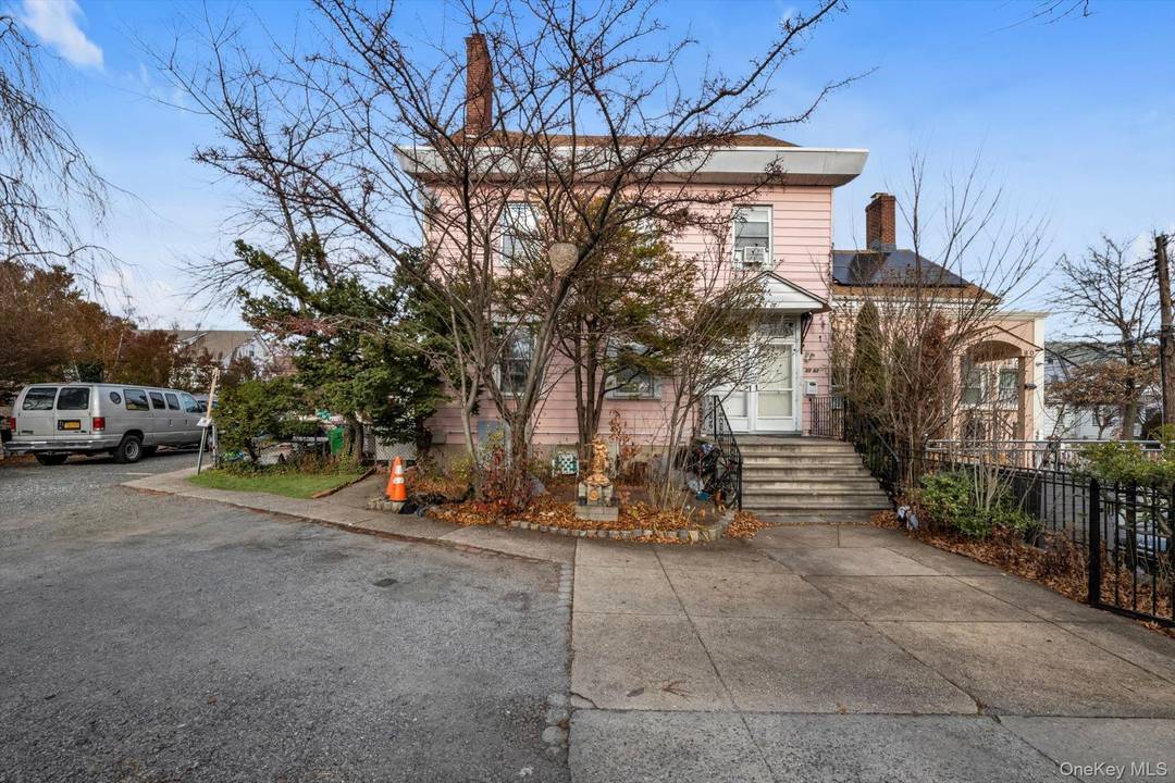 Prime North Flushing location, right off the corner of Northern blvd.