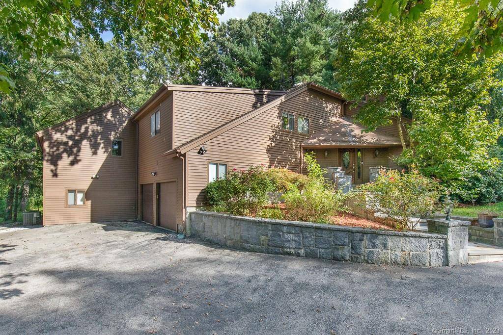 Gorgeous light and bright contemporary on Webbs Hill Road.