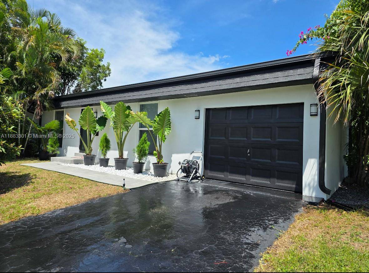 Welcome for Dream home ! this beautifully remodeled residence features 3 spacious bedrooms, 2 modern bathrooms and a private pool, offering the perfect blend of style.