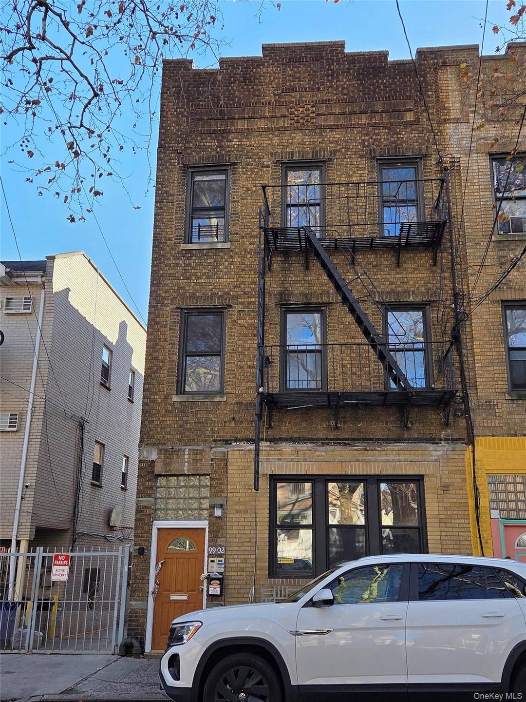 Excellent condition, 4 family home in Corona, close to public transportation, shopping