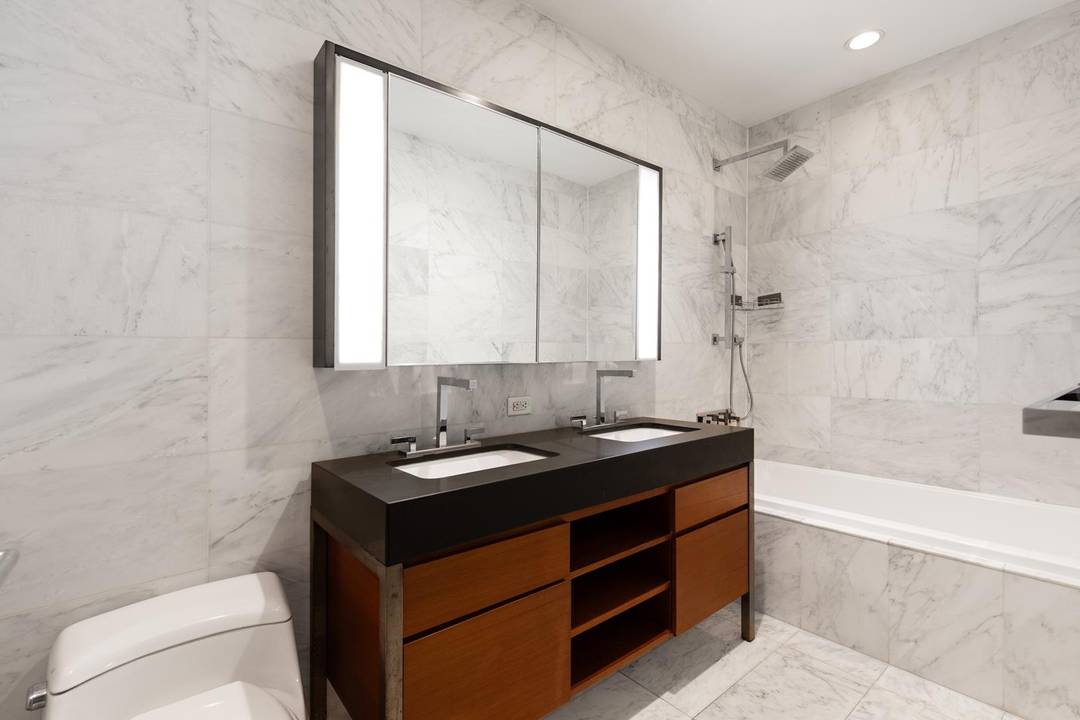 Platinum Properties is proud to present residence 25Q, a studio spacious studio gem in the heart of the Financial District.