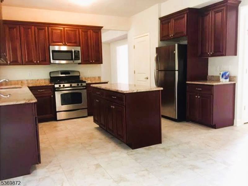 Beautiful Modern Colonial FOR RENT.