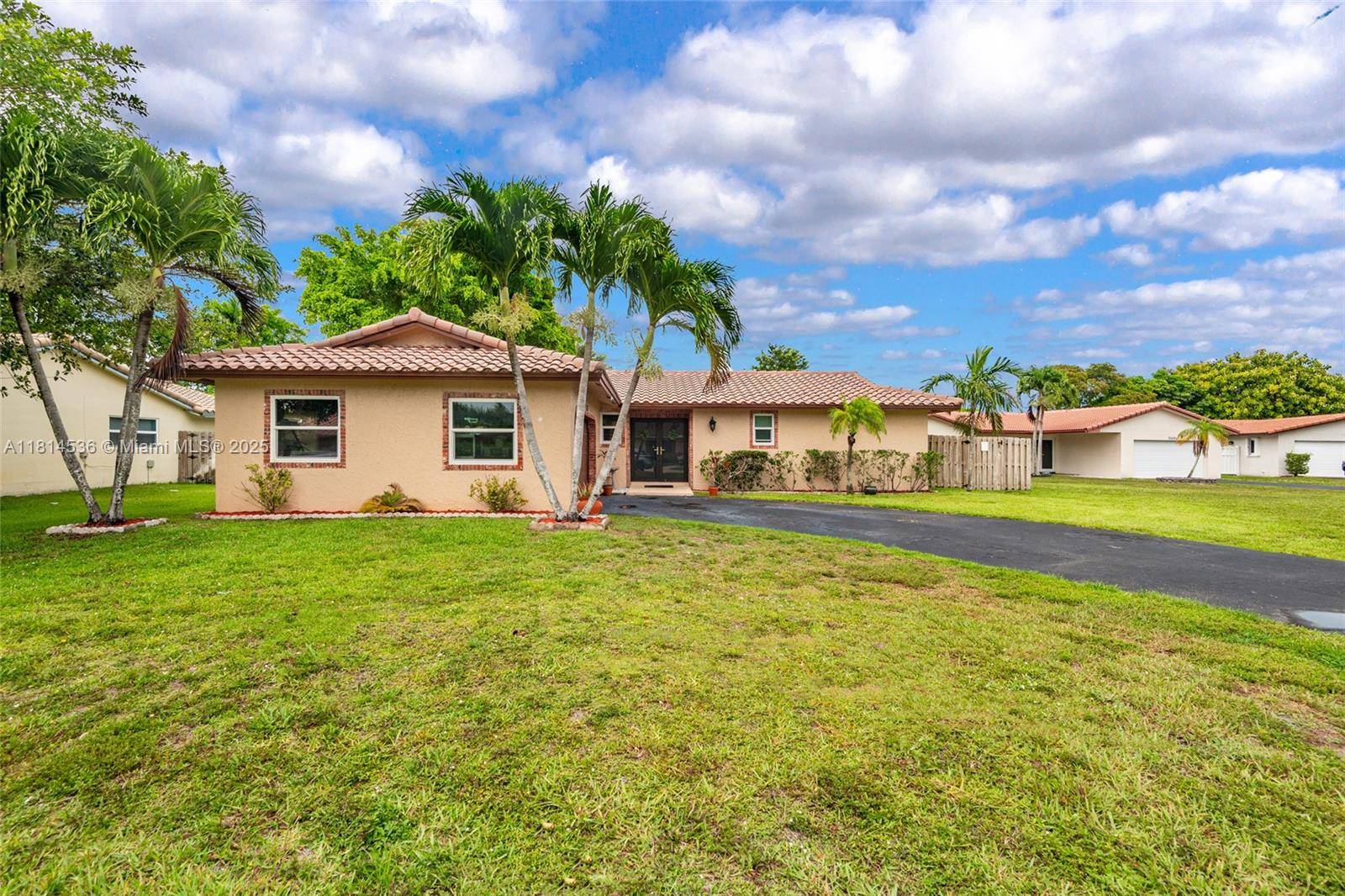 Welcome to this beautifully well kept 3 2 in the heart of Coral Springs.