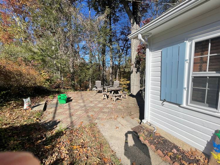 Charming 3 Bedroom, 2 Bath Cape in a Lake Zoar boating Community.