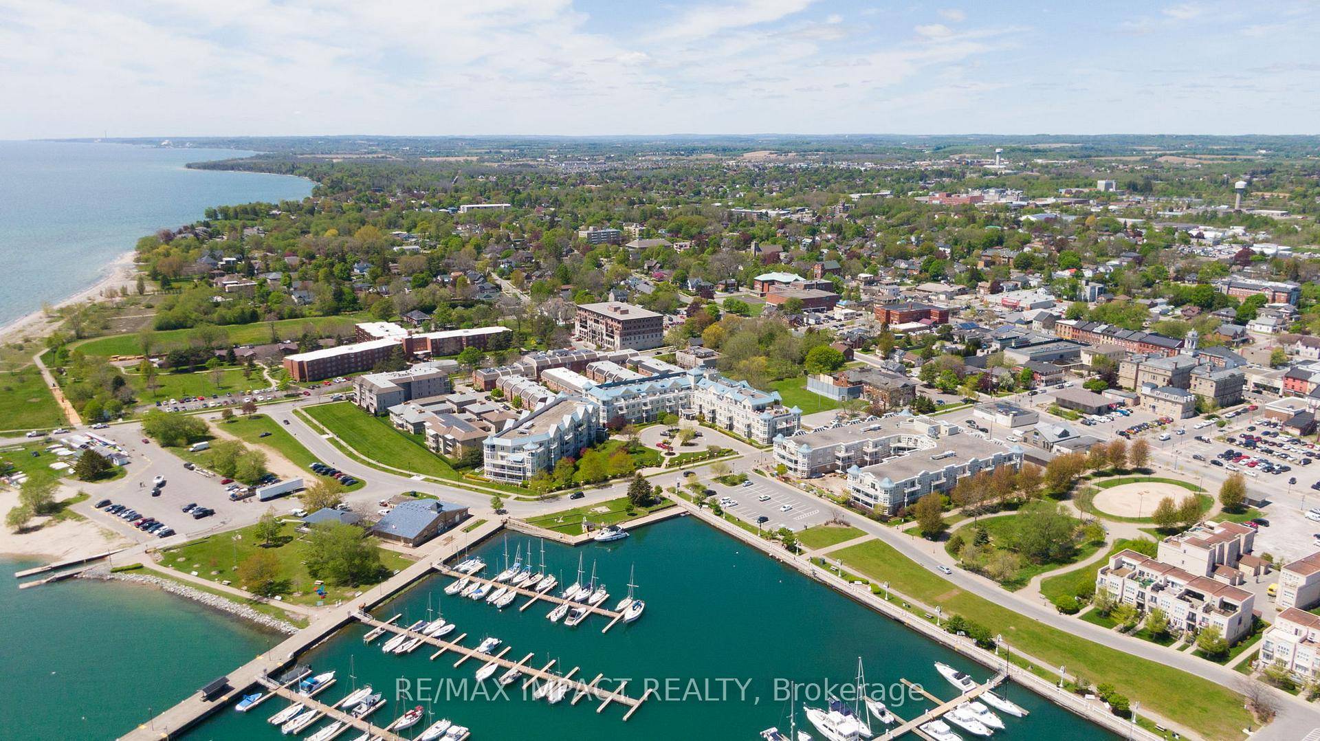 Welcome to easy, carefree living by the lake !