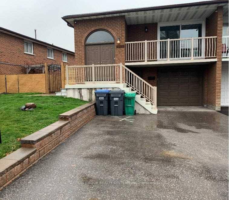 A Must See ! Best Central Location In Mississauga !