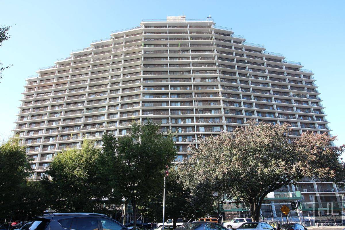 Top Of The Line Renovation One bedroom Apt River View.